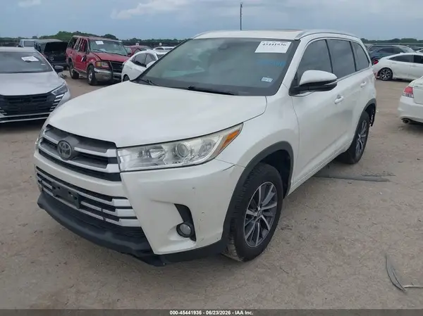 5TDKZRFH9HS512641 2017 TOYOTA HIGHLANDER - Image 2