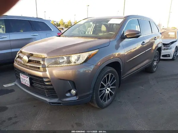 5TDKZRFH9HS514678 2017 TOYOTA HIGHLANDER - Image 2