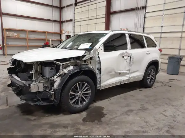 5TDKZRFH9HS517421 2017 TOYOTA HIGHLANDER - Image 2