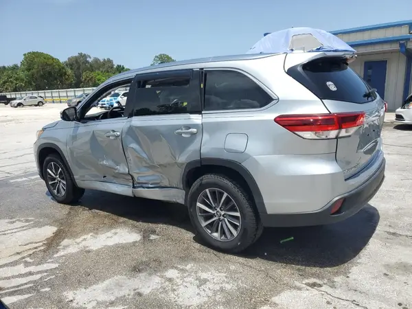 5TDKZRFH9HS517726 2017 TOYOTA HIGHLANDER - Image 2