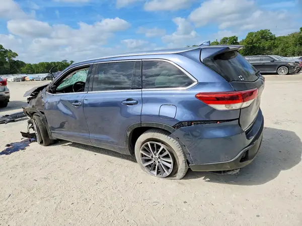 5TDKZRFH9HS519380 2017 TOYOTA HIGHLANDER - Image 2