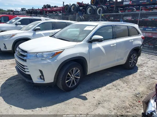 5TDKZRFH9HS520822 2017 TOYOTA HIGHLANDER - Image 2
