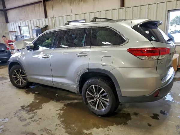 5TDKZRFH9HS523817 2017 TOYOTA HIGHLANDER - Image 2