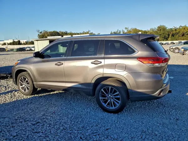 5TDKZRFH9HS524224 2017 TOYOTA HIGHLANDER - Image 2