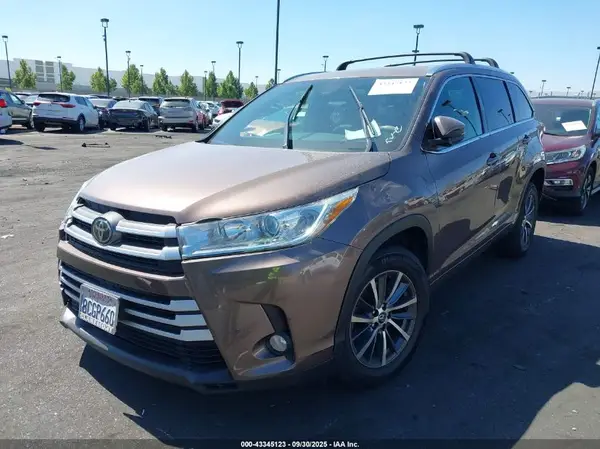 5TDKZRFH9JS239559 2018 TOYOTA HIGHLANDER - Image 2