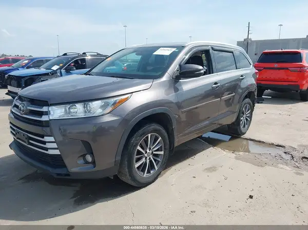 5TDKZRFH9JS241506 2018 TOYOTA HIGHLANDER - Image 2