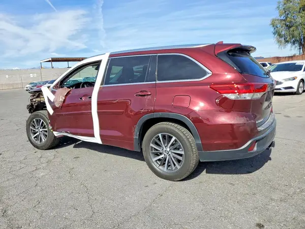 5TDKZRFH9JS242719 2018 TOYOTA HIGHLANDER - Image 2