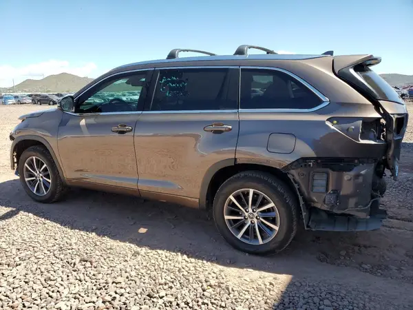 5TDKZRFH9JS245345 2018 TOYOTA HIGHLANDER - Image 2