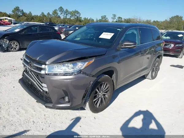5TDKZRFH9JS259505 2018 TOYOTA HIGHLANDER - Image 2