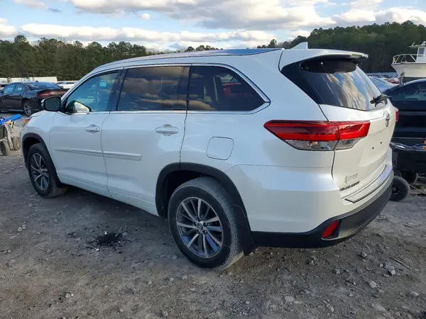 5TDKZRFH9JS269385 2018 TOYOTA HIGHLANDER - Image 2