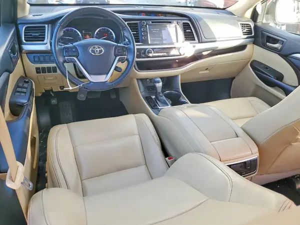 5TDKZRFH9JS269385 2018 TOYOTA HIGHLANDER - Image 8