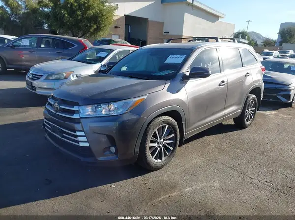 5TDKZRFH9JS274747 2018 TOYOTA HIGHLANDER - Image 2