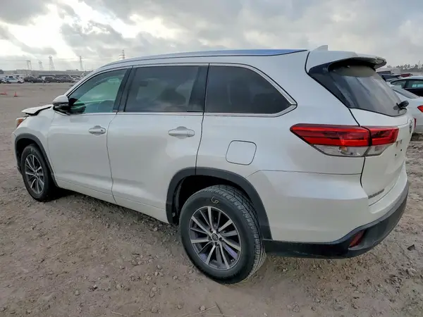 5TDKZRFH9JS277129 2018 TOYOTA HIGHLANDER - Image 2