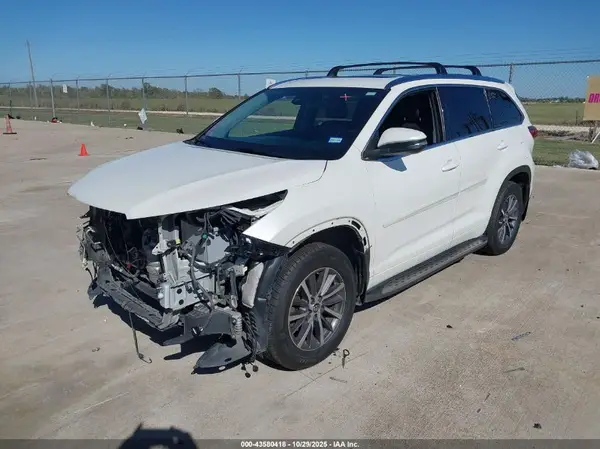 5TDKZRFH9JS277647 2018 TOYOTA HIGHLANDER - Image 2