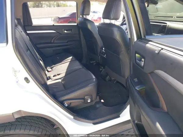 5TDKZRFH9JS277647 2018 TOYOTA HIGHLANDER - Image 8