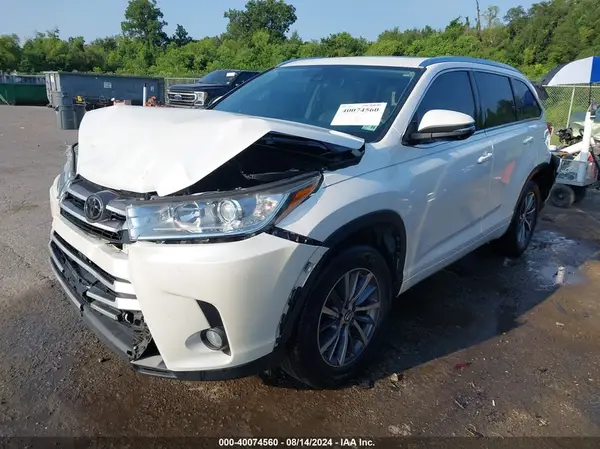 5TDKZRFH9JS279320 2018 TOYOTA HIGHLANDER - Image 2