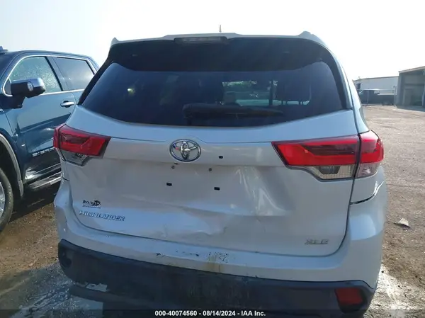 5TDKZRFH9JS279320 2018 TOYOTA HIGHLANDER - Image 8
