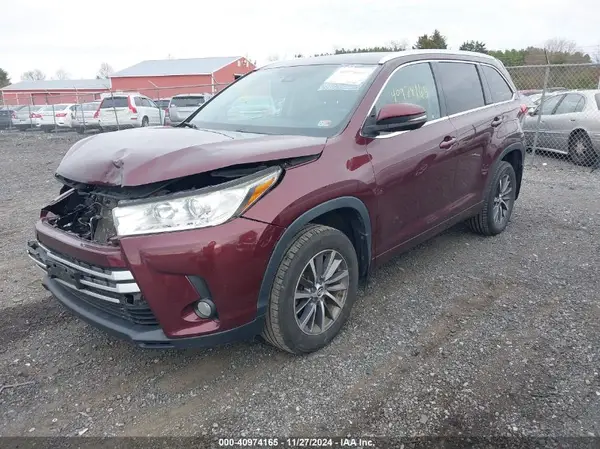 5TDKZRFH9JS281567 2018 TOYOTA HIGHLANDER - Image 2