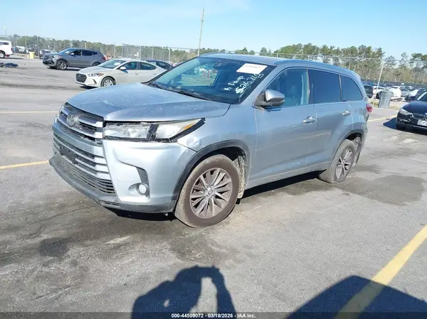 5TDKZRFH9JS526710 2018 TOYOTA HIGHLANDER - Image 2