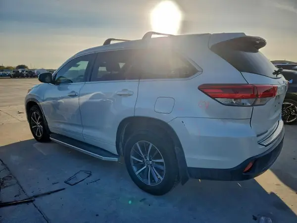 5TDKZRFH9JS526738 2018 TOYOTA HIGHLANDER - Image 2