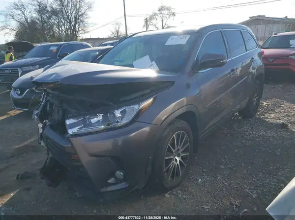 5TDKZRFH9JS527159 2018 TOYOTA HIGHLANDER - Image 2