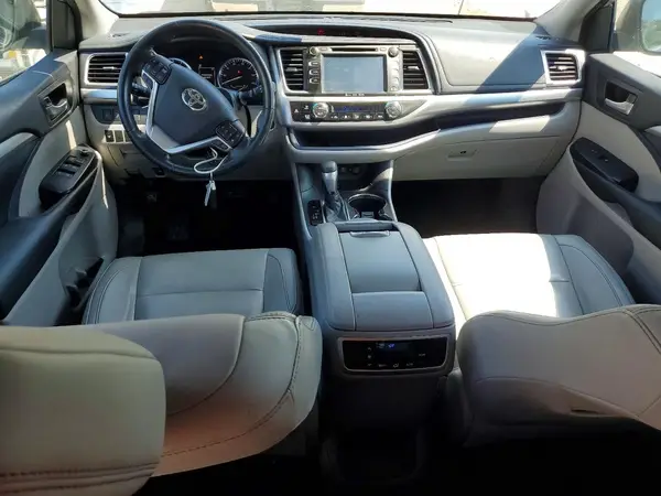 5TDKZRFH9JS527338 2018 TOYOTA HIGHLANDER - Image 8