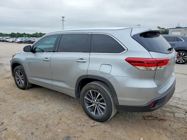 5TDKZRFH9JS527677 2018 TOYOTA HIGHLANDER - Image 2