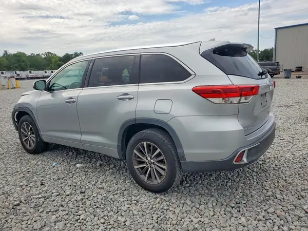 5TDKZRFH9JS528053 2018 TOYOTA HIGHLANDER - Image 2