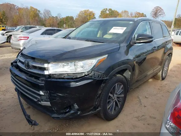 5TDKZRFH9JS528635 2018 TOYOTA HIGHLANDER - Image 2