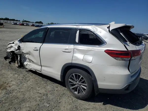 5TDKZRFH9JS528795 2018 TOYOTA HIGHLANDER - Image 2
