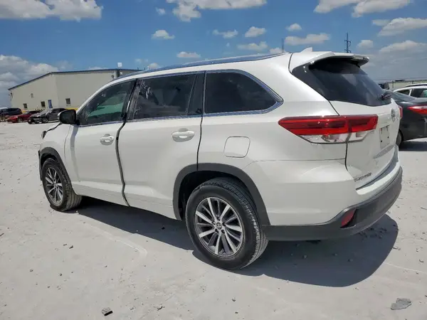 5TDKZRFH9JS529123 2018 TOYOTA HIGHLANDER - Image 2
