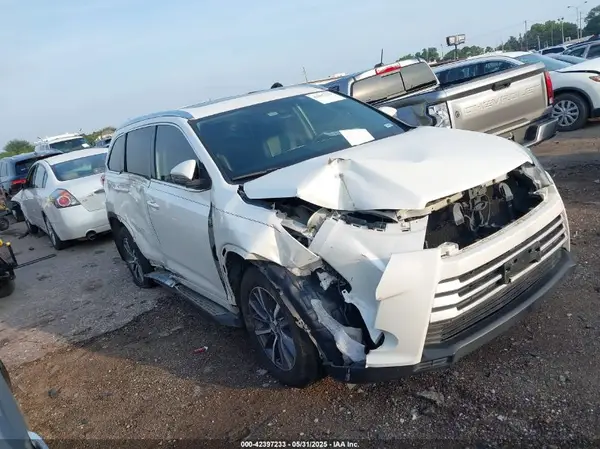 5TDKZRFH9JS529672 2018 TOYOTA HIGHLANDER - Image 1