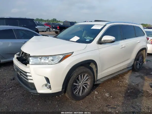 5TDKZRFH9JS529672 2018 TOYOTA HIGHLANDER - Image 2