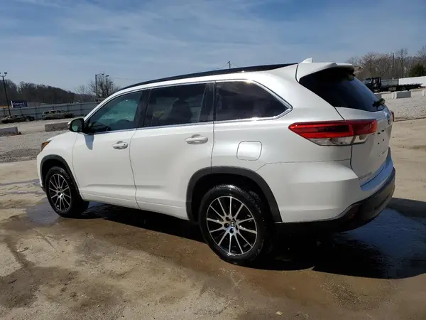 5TDKZRFH9JS530546 2018 TOYOTA HIGHLANDER - Image 2