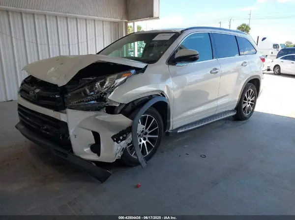 5TDKZRFH9JS531129 2018 TOYOTA HIGHLANDER - Image 2