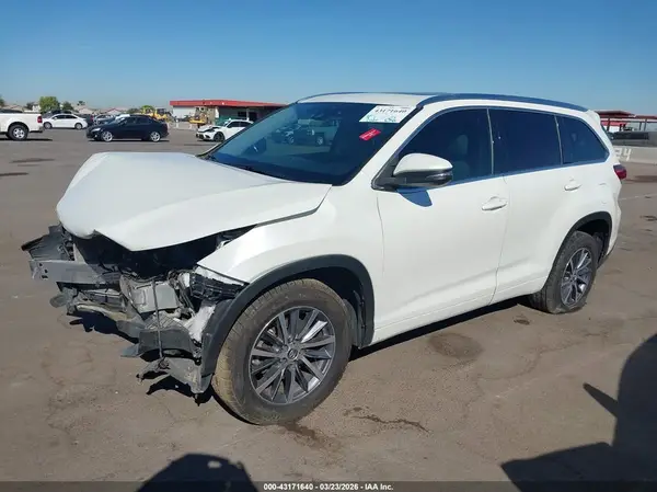 5TDKZRFH9JS531633 2018 TOYOTA HIGHLANDER - Image 2