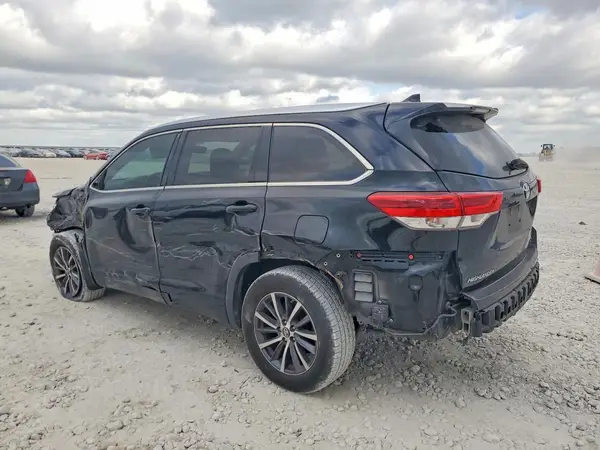 5TDKZRFH9JS532538 2018 TOYOTA HIGHLANDER - Image 2