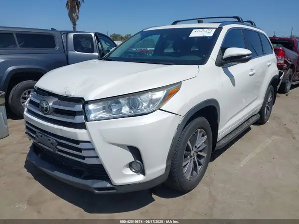 5TDKZRFH9JS533091 2018 TOYOTA HIGHLANDER - Image 2