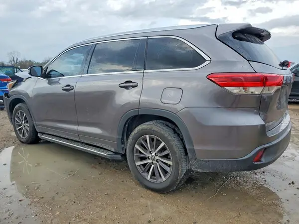 5TDKZRFH9JS533477 2018 TOYOTA HIGHLANDER - Image 2