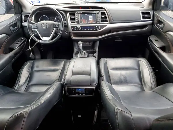 5TDKZRFH9JS533477 2018 TOYOTA HIGHLANDER - Image 8