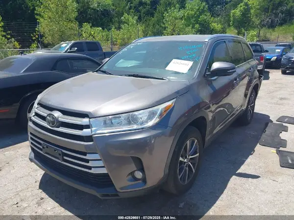 5TDKZRFH9JS538291 2018 TOYOTA HIGHLANDER - Image 2