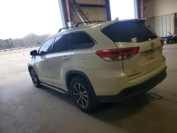 5TDKZRFH9JS538968 2018 TOYOTA HIGHLANDER - Image 2