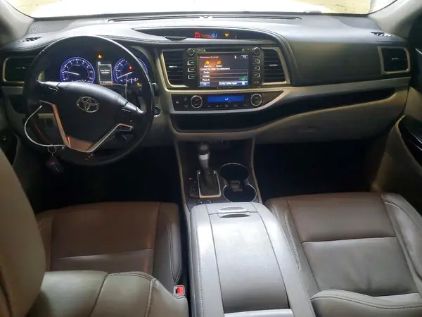 5TDKZRFH9JS538968 2018 TOYOTA HIGHLANDER - Image 8