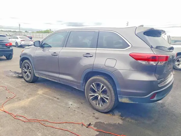 5TDKZRFH9JS539201 2018 TOYOTA HIGHLANDER - Image 2
