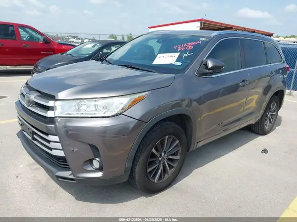 5TDKZRFH9JS539490 2018 TOYOTA HIGHLANDER - Image 2