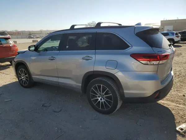 5TDKZRFH9JS540123 2018 TOYOTA HIGHLANDER - Image 2