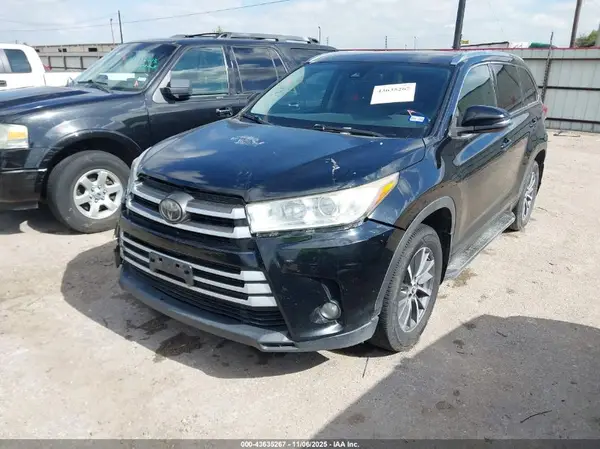 5TDKZRFH9JS540204 2018 TOYOTA HIGHLANDER - Image 2