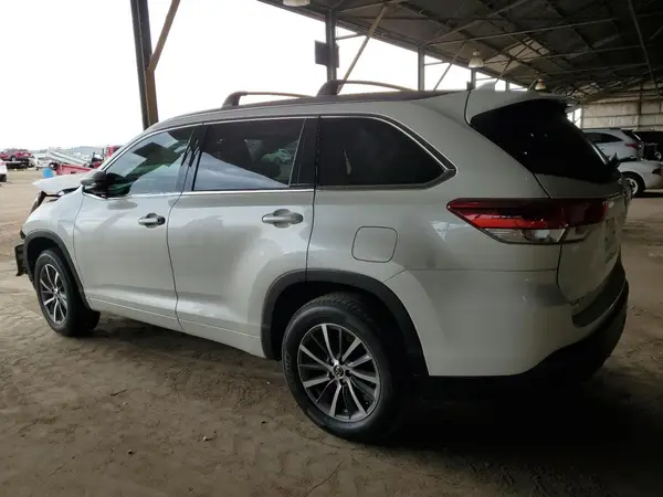 5TDKZRFH9JS540333 2018 TOYOTA HIGHLANDER - Image 2