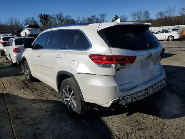 5TDKZRFH9JS542437 2018 TOYOTA HIGHLANDER - Image 2