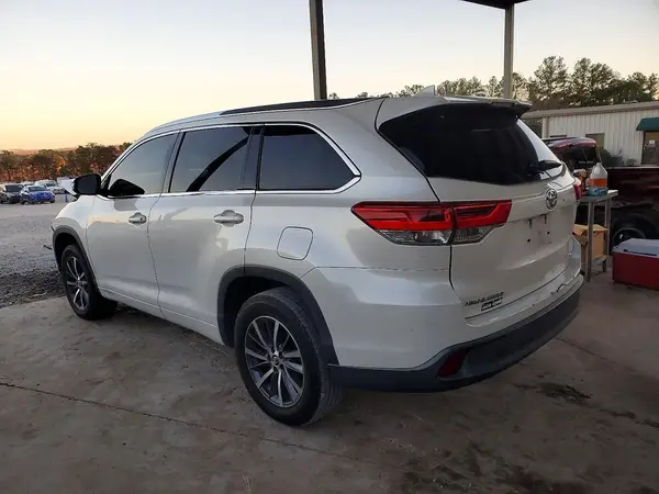 5TDKZRFH9JS542566 2018 TOYOTA HIGHLANDER - Image 2